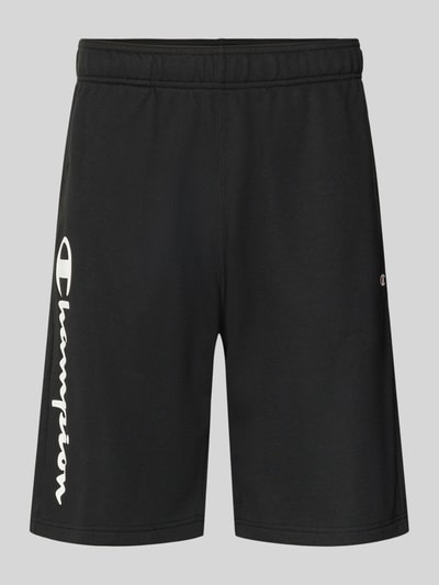 Produktfoto, schwarze Shorts mit Logo-Print und -Stitching von CHAMPION in lockerem Schnitt aus Baumwoll-Mix, elastischer Bund, neutrale Textur.