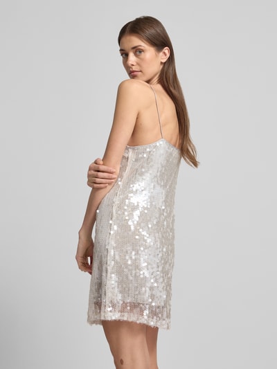 Frauenmodel trägt Mini-Trägerkleid mit Pailettenbesatz - curated by Vicky Heiler von SIC, silberne Pailletten, gerader Schnitt, Ganzkörperansicht Rückansicht.