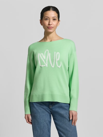Frauenmodel trägt Regular Fit Strickpullover mit Baumwoll-Anteil Modell 'LOVE' von s.Oliver RED LABEL, Optik: Unifarben in Grün, Intarsie, Rundhals, Langarm, gerippte Abschlüsse, Materialverarbeitung: Strick, Frottee, Ganzkörperansicht von vorne.
