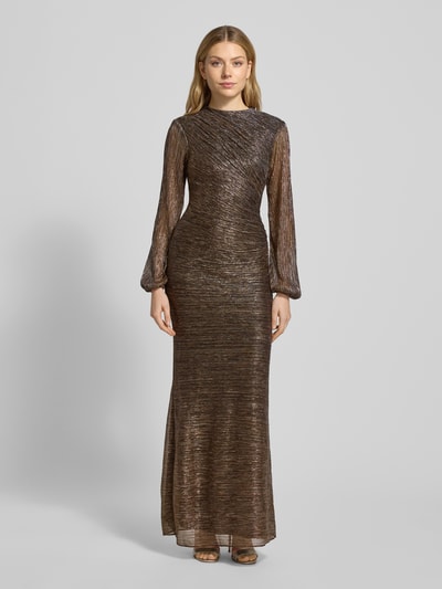 Frauenmodel trägt schimmerndes Abendkleid mit Rundhalsausschnitt Modell 'Kristen' von Forever New, figurbetonter Schnitt, Maxikleid, Ganzkörperansicht von vorne.