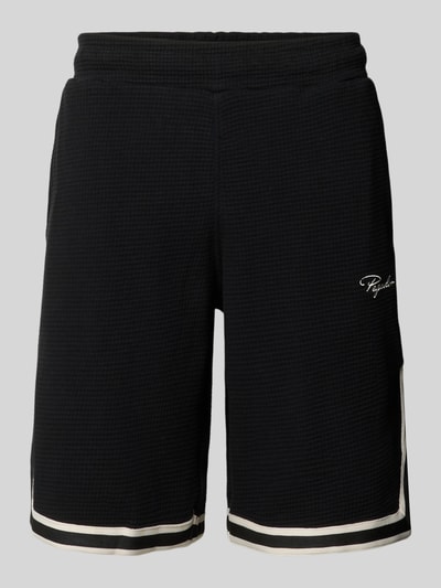 Produktfoto, Shorts mit Strukturmuster und Label-Stitching von PEGADOR, schwarze Herren Shorts aus reiner Baumwolle, Regular-Fit, elastischer Bund, Eingrifftaschen, weiße Streifen am Beinabschluss, Strukturmuster durch feine Textur, Label-Stitching auf dem linken Bein, Bundweite bei Größe M 40 cm, Innenbeinlänge 26 cm.