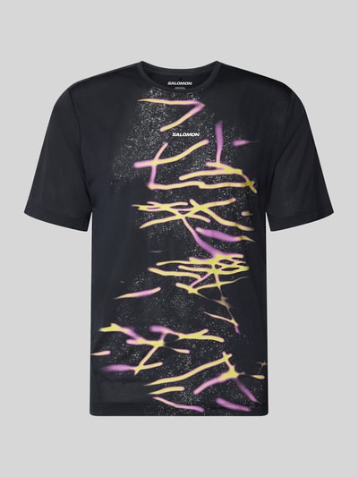 Produktfoto, Herren T-Shirt mit Logo- und Motiv-Print Modell 'Kout' von Salomon in Schwarz mit gelb-lila Farbakzenten, Gerader-Schnitt, Rundhalsausschnitt, Rückenlänge bei Größe M 70 cm.