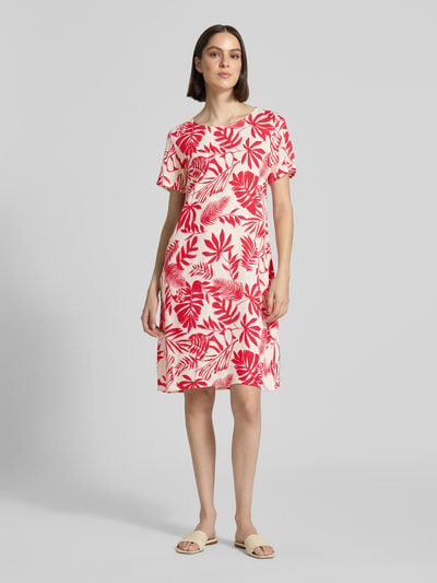 Vrouwenmodel draagt Relaxed Fit Kleid aus Viskose-Mix Modell 'Tara' van ZABAIONE met rood bladermotief, korte mouwen, ronde hals, lichte stof, Viskose-mix met linnen, ruglengte maat S 96 cm, borstwijdte 49 cm, mouwlengte 21 cm, geheelbeeld voorkant.