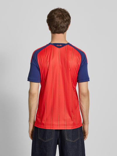Männermodel trägt Spanien Heimtrikot 2026 von adidas Sportswear, Herren T-Shirt, Optik:Allover-Muster, Slim-Fit, gestreift, Logo-Patch, Logo-Detail, Rundhals, Ärmelform: Kurzarm, Ganzkörperansicht Rückansicht.