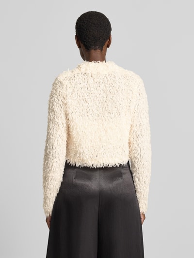 Frauenmodel trägt Cropped Jacke aus Effektgarn mit V-Ausschnitt von SWING in Creme, Slim Fit, strukturierte Oberfläche, Ganzkörperansicht Rückansicht.