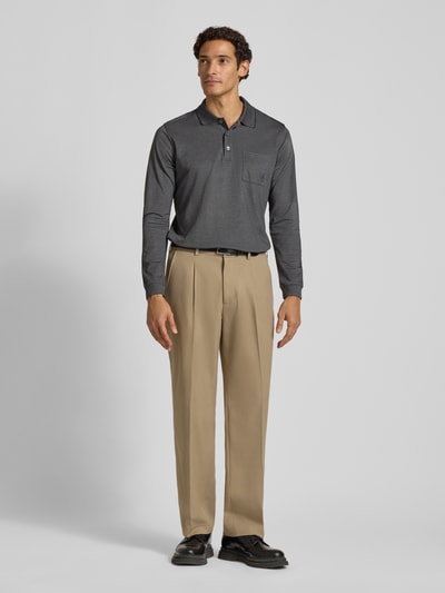 Männermodel trägt Regular Fit Poloshirt in Two-Tone-Machart van LERROS, katoenmix, borstzak, Logo, knoopsluiting, shirt met lange mouwen, ruglengte bij maat M 72 cm, Ganzkörperansicht von vorne