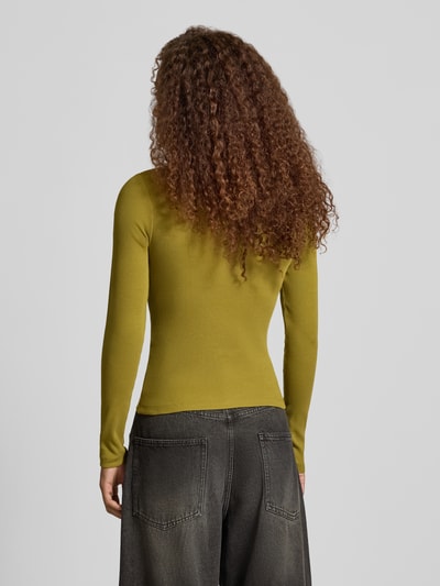 Vrouwenmodel draagt shirt met lange mouwen in olijfgroen, skinny fit, riblook, Model 'FREYA' van JJXX, mix van katoen en elastaan, ruglengte maat S 50 cm, rugaanzicht.