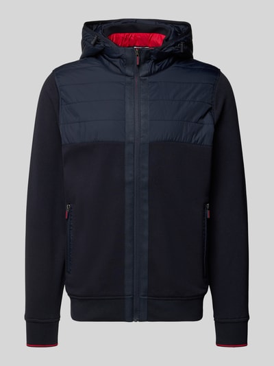 Produktfoto, Regular Fit Jacke mit gefüttertem Stehkragen von Christian Berg Men in Dunkelblau und Rot, reine Baumwolle, Reißverschluss, Kapuze, Eingrifftaschen, elastische Abschlüsse