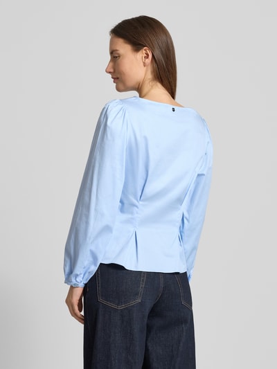 Frauenmodel trägt Taillierte Bluse mit Rundhalsausschnitt von Rich & Royal in Hellblau aus Reiner Baumwolle mit Knopfleiste, Rückenlänge 51 cm, Ärmellänge 58 cm, Ganzkörperansicht Rückansicht.