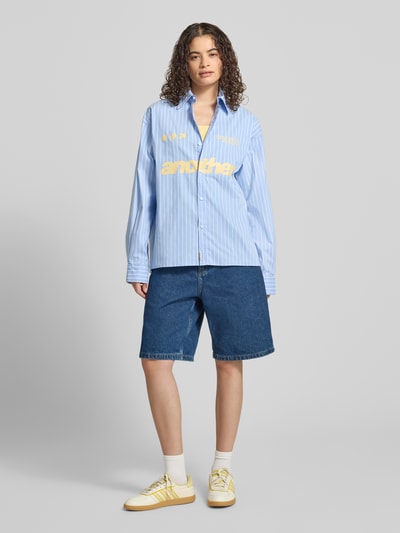 ANOTHER COTTON LAB Relaxed Fit Bluse mit Label-Print Hellblau Melange 1