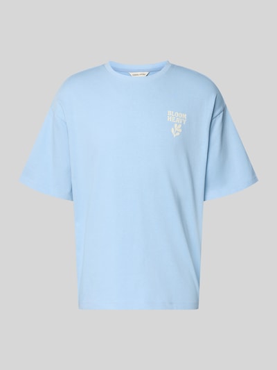 Produktfoto, hellblaues Relaxed Fit T-Shirt mit weißem Statement-Print Modell 'RUDE' von Casual Friday, reine Baumwolle, Rundhalsausschnitt