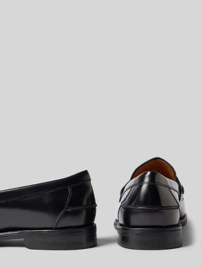 Productfoto, Loafer uit echt rundleer model 'STEVEN' van Vagabond in zwarte gladde leerlook met ronde neus en blokhak, gestructureerde zool.