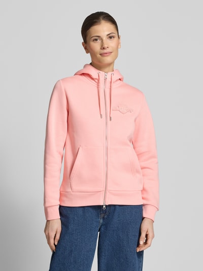 Vrouwenmodel draagt Sweatjacke mit Zweiwege-Reißverschluss und Label-Stitching van Gant in roze, katoenmix, regular fit, capuchon met trekkoord, kangoeroezak, vooraanzicht close-up van het bovenlichaam.