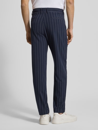 Männermodel trägt Hose mit Streifenmuster von Lindbergh in Dunkelblau mit Regular Fit und Gesäßtaschen, Ganzkörperansicht Rückansicht.