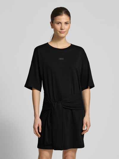 Modelka nosi T-Shirt-Kleid mit Rundhalsausschnitt und 1/2-Arm od ARMANI EXCHANGE, czarna bawełna, prosty fason, minikleid, widok całej sylwetki z przodu.