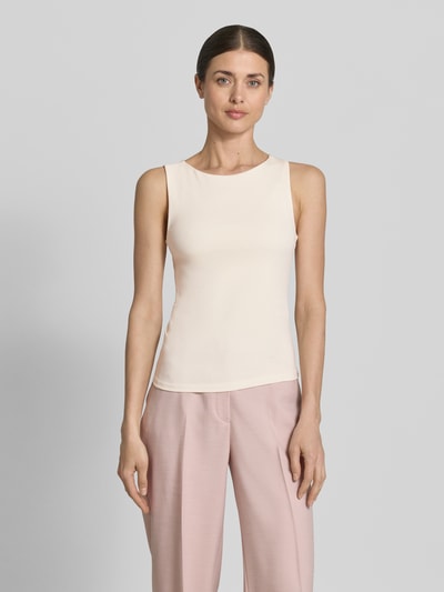Frauenmodel trägt Top mit breiten Trägern und Rundhalsausschnitt von Jake*s Casual aus cremefarbenem Baumwoll-Mix, körpernah, Ganzkörperansicht von vorne.