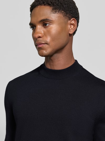 Männermodel trägt Regular Fit Pullover aus reiner Schurwolle Modell 'Davide' von JOOP! collectie in effen zwart, Nahaufnahme Oberkörper
