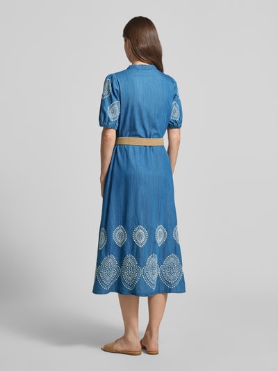 Frauenmodel trägt Midikleid in Denim-Optik mit Lyocell-Anteil von More & More, florales Stitching, Taillierte Passform, Ganzkörperansicht Rückansicht.