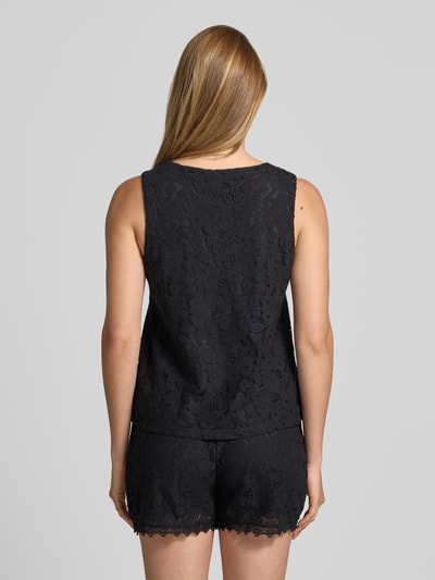 Frauenmodel trägt Regular Fit Trägertop aus Baumwoll-Mix Modell 'HONEY' von Vero Moda, Optik: Unifarben, Spitzen-Muster, Materialverarbeitung: Spitze, Ganzkörperansicht Rückansicht.