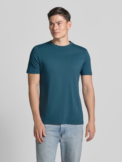 Männermodel trägt Regular Fit T-Shirt aus reiner Baumwolle von s.Oliver RED LABEL in Uni-Optik, Rundhals, Ganzkörperansicht von vorne.