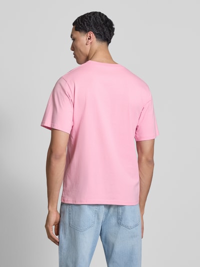 Męski model nosi T-Shirt mit Logo und Rundhalsausschnitt od Jack & Jones, bawełna ekologiczna, krój regular fit, długość tyłu 68 cm, całkowity widok z tyłu.