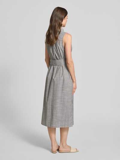 Frauenmodel trägt Hemdblusenkleid mit Bindegürtel Modell 'Skye Sunna' von My Essential Wardrobe, grau gestreift, Baumwolle, Midikleid, gerader Schnitt, Ganzkörperansicht Rückansicht.