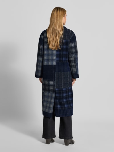 Frauenmodel trägt Regular Fit Mantel mit Woll-Anteil von Milano Italy, blau-grau kariert, Material-Mix, Rückenansicht, Ganzkörperansicht.