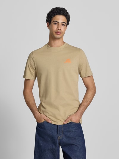 Männermodel trägt T-Shirt mit Motiv-Print Modell 'SUN SURF' von Blend in Beige, Rundhalsausschnitt, reine Baumwolle, Ganzkörperansicht von vorne