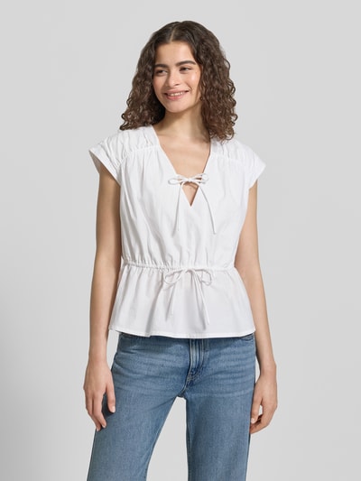 Frauenmodel trägt Blusentop mit V-Ausschnitt und Schnürung von Jake*s Casual aus Reine Baumwolle, in Weiß, Taillierter Schnitt, Ganzkörperansicht von vorne.