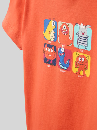 Mädchen trägt Regular Fit T-Shirt mit Motiv-Print von Blue Seven aus Reine Baumwolle, leuchtendes Orange, Nahaufnahme Oberkörper. Rückenlänge bei Größe 116: 44 cm.