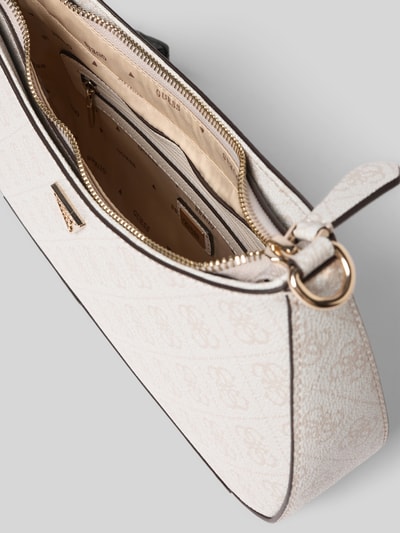 Produktfoto, Shoulder Bag mit Logo-Detail Modell 'Noelle' von GUESS, nadruk z logo na całej powierzchni, detal z logo, imitacja skóry, główna przegroda z zamkiem błyskawicznym, odpinany pasek na ramię, szerokość w rozmiarze 1: 29 cm, długość w rozmiarze 1: 18 cm, głębokość w rozmiarze 1: 6 cm, długość paska na ramię w rozmiarze 1: 60 cm