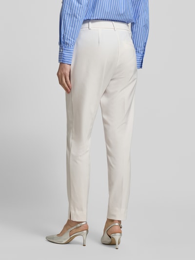 Frauenmodel trägt Hose aus Viskose-Mix mit Bügelfalten von Comma, Slim-Fit, Bügelfalten, Eingrifftaschen, Farbe creme, Ganzkörperansicht Rückansicht.