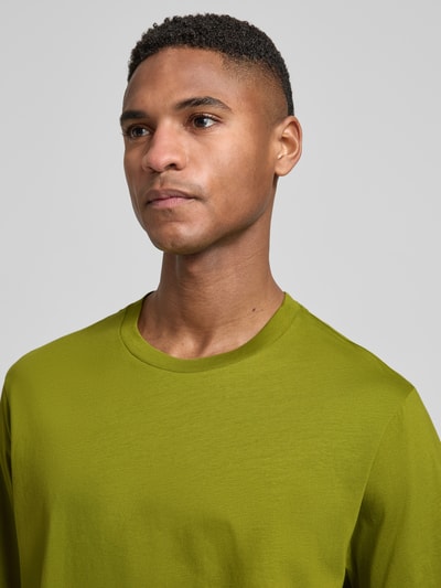 Männermodel trägt Relaxed Fit T-Shirt mit Rundhalsausschnitt von Schiesser in Grün, Reine Baumwolle, Kurzärmelig, Nahaufnahme Oberkörper, Rückenlänge bei Größe 50: 69 cm.