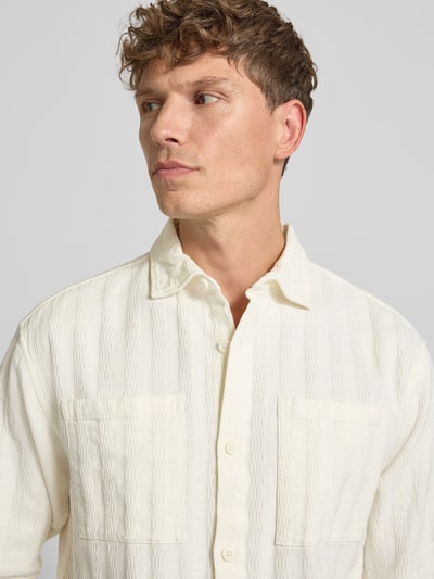 Männermodel trägt Regular Fit Freizeithemd mit Kentkragen und Brusttaschen von Jake*s, Reine Baumwolle, Strukturmuster, Nahaufnahme Oberkörper. Rückenlänge bei Größe M: 71 cm, Schulterbreite bei Größe M: 47 cm, Ärmellänge bei Größe M: 65 cm.