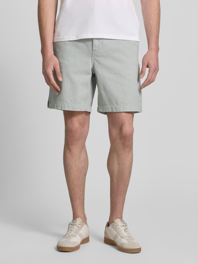 Männermodel trägt Regular Fit Shorts aus Baumwoll-Mix Modell 'SANDREW' von BOSS Orange, jednokolorowy, szlufki na pasek, naszywka z logo, krój regular fit, zapięcie na guzik i ukryty zamek błyskawiczny, tylna kieszeń, wpuszczane kieszenie boczne, wykończenie: splot twill żakardowy, materiał: mieszanka bawełny; Ganzkörperansicht von vorne.