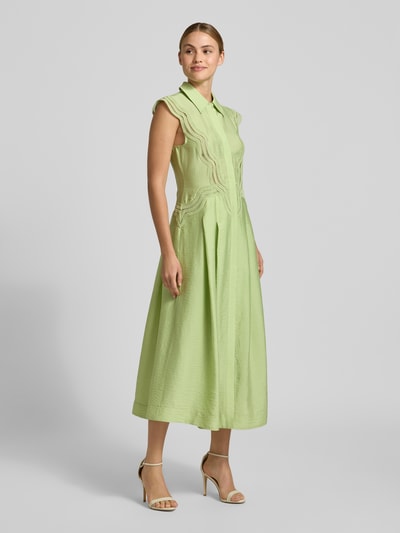 Frauenmodel trägt Hemdblusenkleid aus Modal-Mix mit Spitze Modell 'COLE' von Copenhagen Muse in hellgrün, A-Linie, Midikleid, Ganzkörperansicht von vorne.