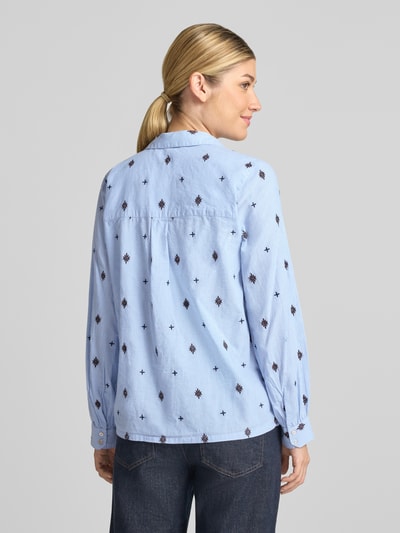Frauenmodel trägt blaue Bluse aus reiner Baumwolle Modell 'FABIENNE' von b.young mit Ballonärmeln und Knopfleiste, Ganzkörperansicht Rückansicht.
