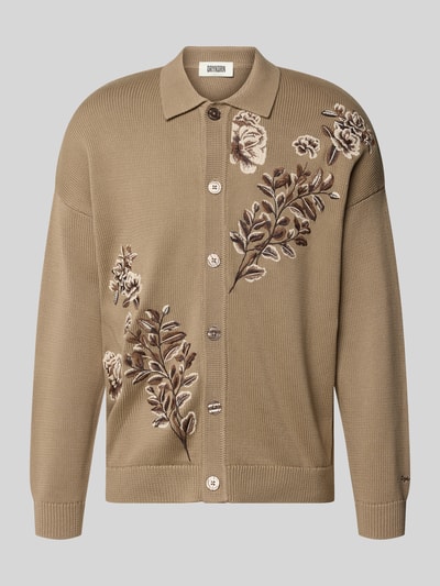 Produktfoto, Strickjacke mit floraler Stickerei Modell 'GILOO' von Drykorn, beige, Blumenborduursel, recht model, puur katoen, platte kraag, knoopsluiting, schouderpartijen met bloemenborduursel, ruglengte maat M 70 cm, mouwlengte maat M 52 cm