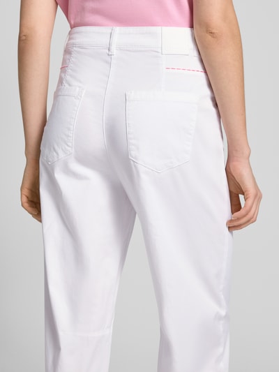 Männermodel trägt Straight Leg Jeans mit Eingrifftaschen von Marc Cain, mieszanka bawełny, prosty krój, kieszenie z tyłu, długość wewnętrzna nogawki 72 cm, szerokość w rozmiarze 36: 39 cm, zapięcie na guzik i zamek błyskawiczny, wpuszczane kieszenie, kolor biały, tekstura gładka, Ganzkörperansicht Rückansicht.