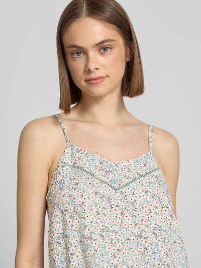 Frauenmodel trägt Regular Fit Blusentop aus reiner Viskose Modell 'NALA LIFE' von Only mit Allover-Muster, Nahaufnahme Oberkörper.