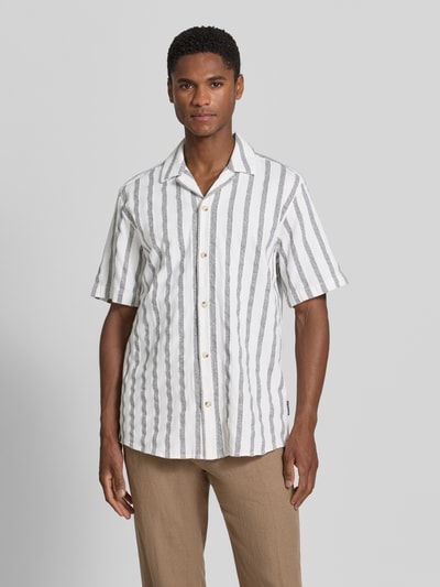 Männermodel trägt gestreiftes Regular Fit Freizeithemd aus reiner Baumwolle von Tom Tailor, weiße und graue Farben, Ganzkörperansicht von vorne. Herren Freizeithemd von Tom Tailor.