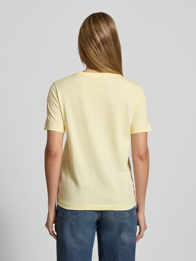 Männermodel trägt T-Shirt mit Label-Print und Rundhalsausschnitt von Gant, bawełna, regular fit, długość pleców 56 cm, całkowity tył.