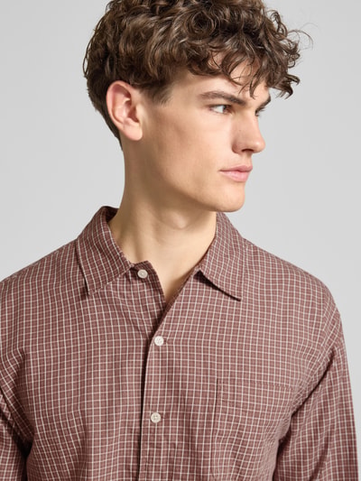 Mężczyznę model nosi Regular Fit Freizeithemd mit Kentkragen od Jack & Jones z bawełny ekologicznej, brustasza, listwa guzikowa, model 'AUSTIN', krój regular fit, długość tyłu w rozmiarze M: 67 cm, szerokość ramion w rozmiarze M: 56 cm, długość rękawów w rozmiarze M: 60 cm, materiał w kratkę, stonowane kolory, teksturowany materiał. Nahaufnahme oberkörper.