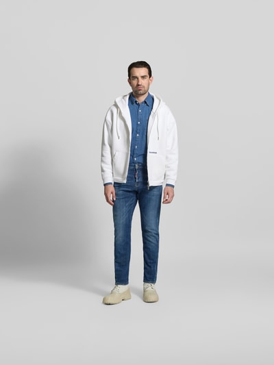 Männermodel trägt Slim Fit Jeans aus Baumwoll-Mix von Dsquared2 in Blau mit 5-Pocket-Design und Label-Detail, Ganzkörperansicht von vorne. Innenbeinlänge 76 cm, Bundweite 41 cm bei Größe 50.