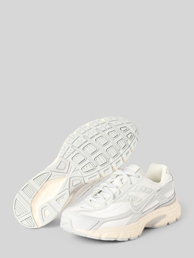 Produktfoto, białe sneakersy z beżowymi akcentami, siateczkowa faktura i gumowa podeszwa, Sneaker mit Logo-Detail Modell 'INITIATOR' od Nike, buty męskie