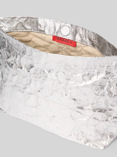 Produktfoto, Clutch mit abnehmbarem, verstellbarem Schulterriemen Modell 'ALUNCHBOX1' von MAX&Co., schimmernde Optik, Magnetverschluss, Aufteilung: Hauptfach, Struktur-Muster, formbare Form, Materialverarbeitung: Satin