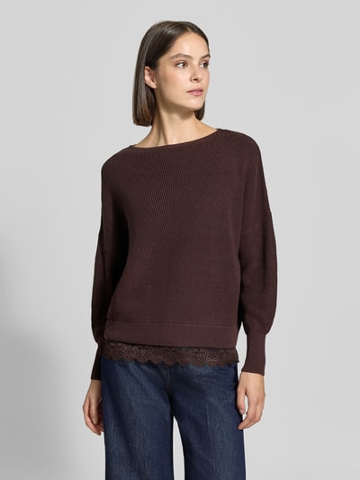 Frauenmodel trägt Regular Fit Pullover aus Baumwoll-Mix von zero in Dunkelbraun mit Strick-Optik, Spitzenbesatz, elastischen Abschlüssen, Ganzkörperansicht von vorne.