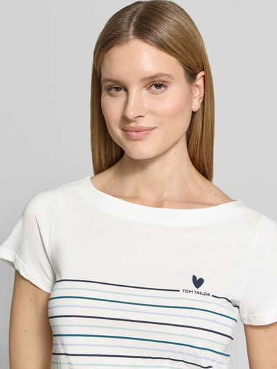 Kobiece model nosi Regular Fit T-Shirt aus reiner Bio-Baumwolle von Tom Tailor, efekt: wzór w paski, nadruk z logo, nadruk w kształcie serca, dekolt w łódkę, krótki rękaw, bawełna ekologiczna, zbliżenie na górną część ciała