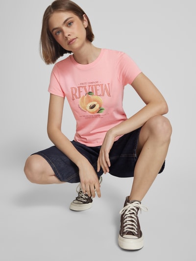 Review T-shirt z nadrukiem z logo Różowy 3