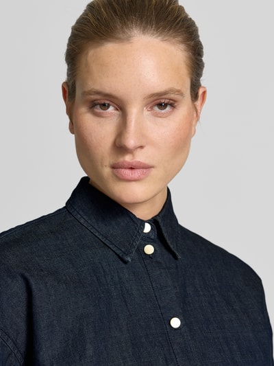 Frauenmodel trägt Relaxed Fit Hemdbluse in Denim-Optik von ARMANI EXCHANGE, reine Baumwolle, dunkles Blau, Nahaufnahme Oberkörper.